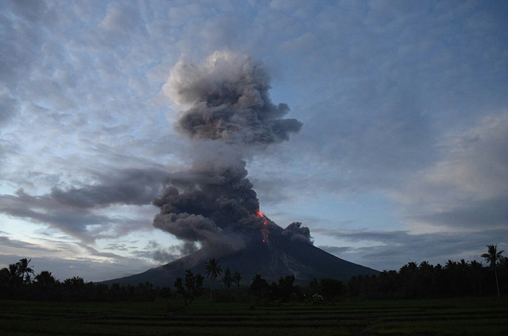 Извержение вулкана Майон на Филиппинах в 2018 году