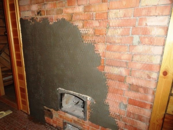 Також шамотної шпаклівкою покривають задні стінки печей, які, як правило, виходять в інші кімнати, щоб створити заслін для тепла і зменшити нагрів поверхонь