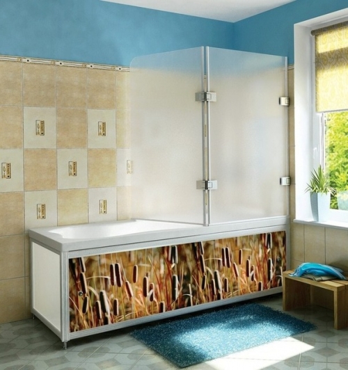 Оригінальні екрани для ванної в поєднанні з розсувними шторками ховають все непотрібне, і залишають враження сучасними зручними кімнати