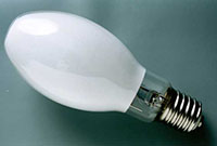 Дугова ртутна люмінесцентна лампа зазвичай застосовується для освітлення відкритих просторів і виробничих приміщень