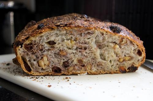 Бездріжджовий пшенично-житній хліб з горіхами і родзинками