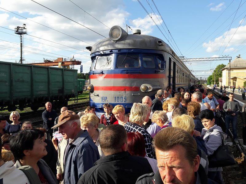 Львівська залізниця випустила на маршрут тільки 4 вагони, тому всі бажаючі не змогли влізти в електричку