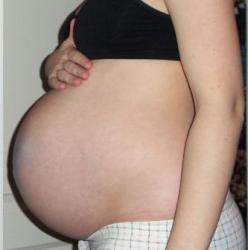 Приблизно за дві - три тижні до   пологів   у вагітної жінки опускається живіт