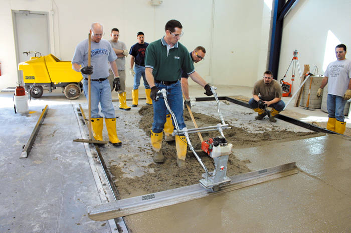 У приватному та професійному будівництві якісна укладання бетонного розчину проводиться з використанням віброрейки