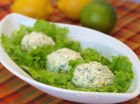 Прикрасьте блюдо салатним листям і покладіть на них закуску