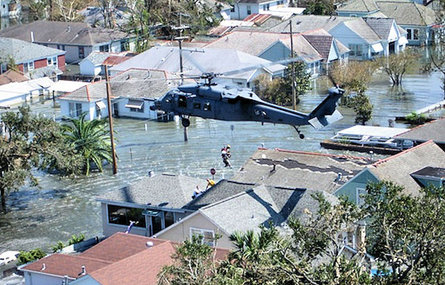 Люди спасаются после урагана Катрина