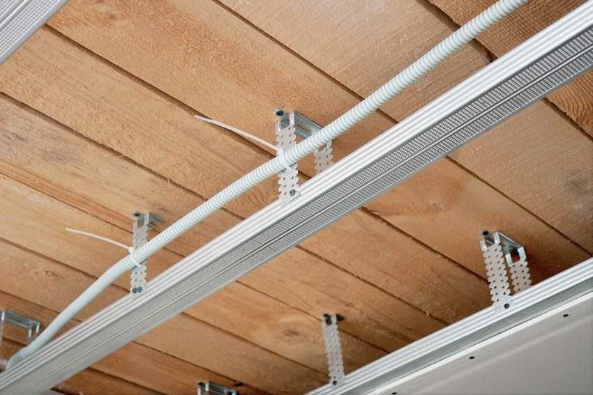 В якості будівельного матеріалу для обрешітки можуть бути використані металеві профільні елементи або ж рейки з деревини