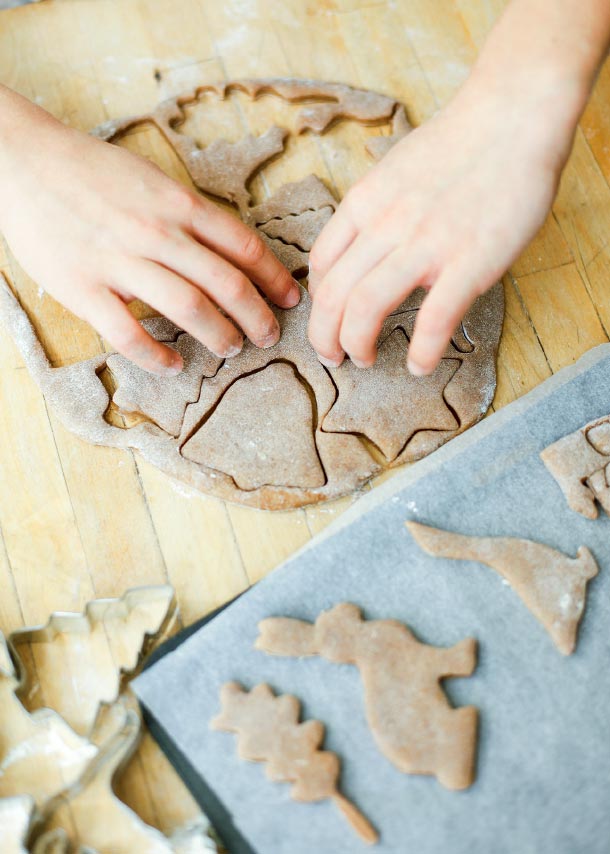 Розкачайте готове тісто на злегка посипати борошном столі до товщини 2-3 мм і виріжте печиво