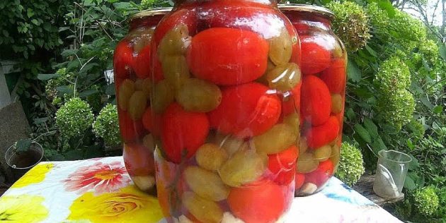 Мариновані помідори з виноградом