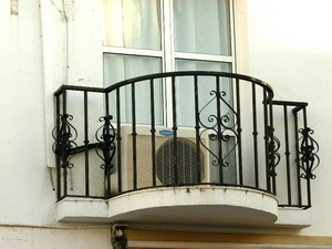 Найпростішим і поширеним варіантом є установка кондиціонера на балконі